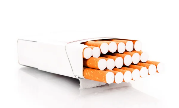 Beaucoup de cigarettes en boîte isolée sur blanc — Photo