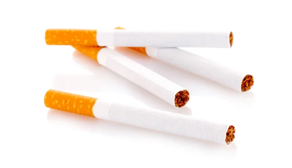 Muchos cigarrillos aislados en blanco — Foto de Stock