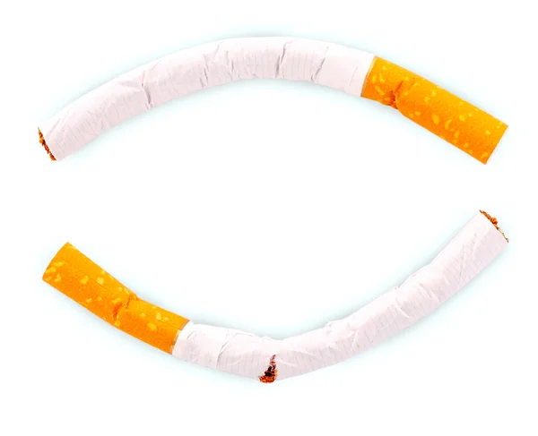 Dvě zlomené cigarety izolovaných na bílém — Stock fotografie