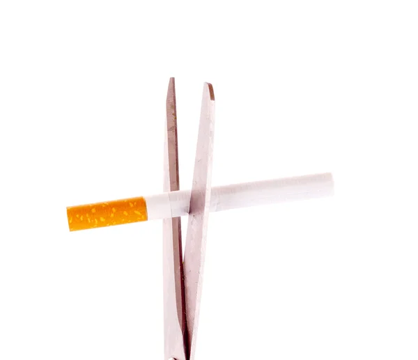 Tesoura e cigarro isolado em branco — Fotografia de Stock