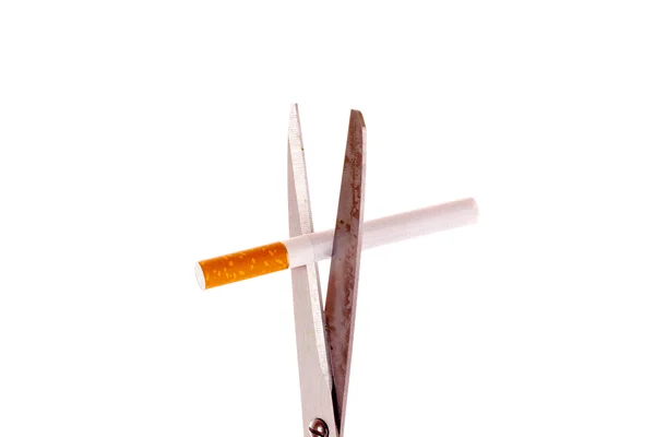 Forbici e sigaretta isolate su bianco — Foto Stock