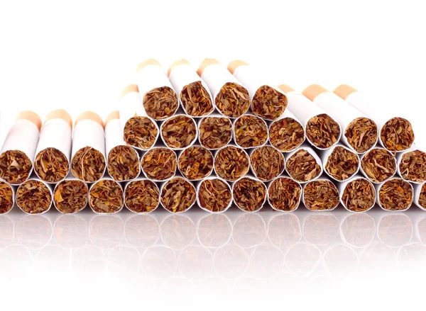 Veel sigaretten geïsoleerd op wit — Stockfoto