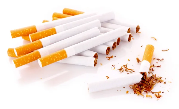 Veel sigaretten geïsoleerd op wit — Stockfoto