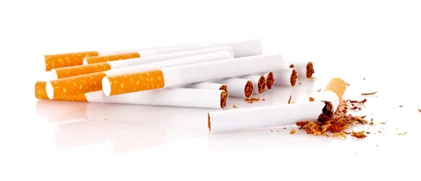Mnoho cigaret izolovaných na bílém — Stock fotografie