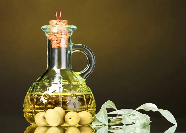 オリーブ オイルの瓶とオリーブ — ストック写真
