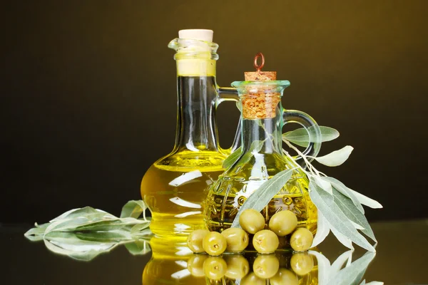 Oliwy z oliwek w słoiku i oliwki — Zdjęcie stockowe