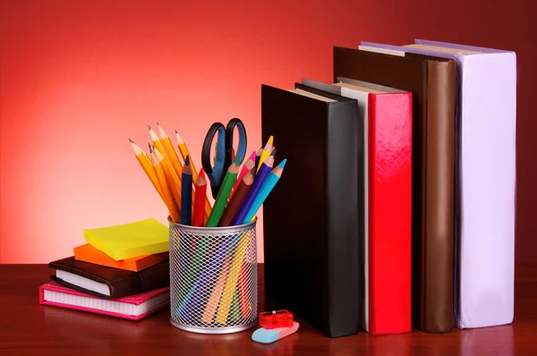 Papir og bøger på rød baggrund - Stock-foto