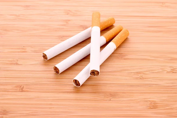 Cigarros na mesa de madeira — Fotografia de Stock