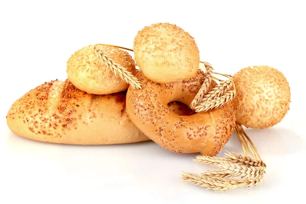 Pan y bollos con semillas de sésamo y espiguillas — Foto de Stock