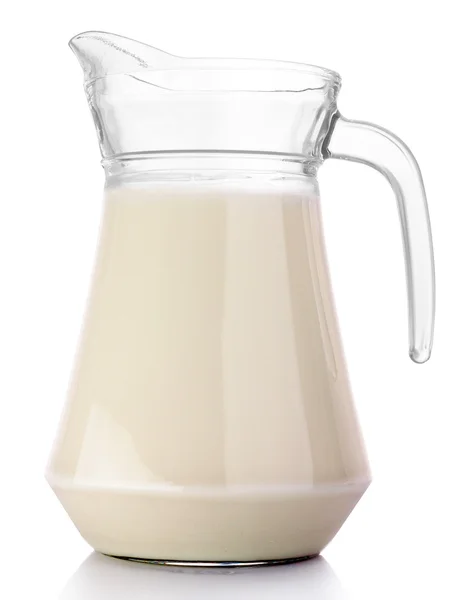 Krug mit Milch isoliert auf weiß — Stockfoto