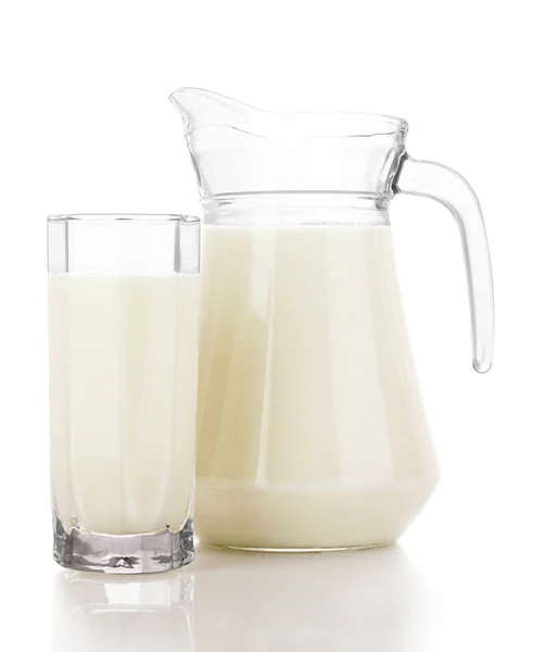 Jarro e vidro com leite isolado em branco — Fotografia de Stock