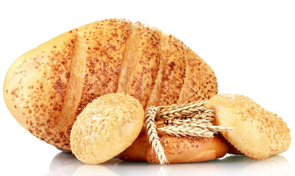 Brood en broodjes met sesamzaadjes — Stockfoto