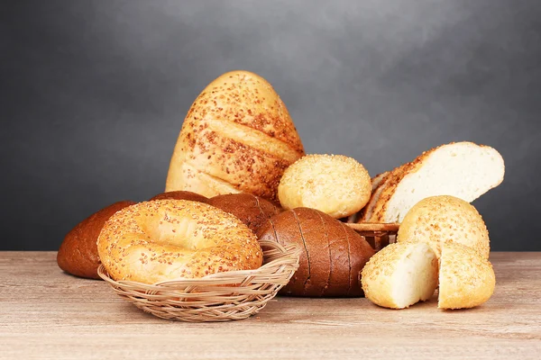 Pâine și chifle de secară și albă — Fotografie, imagine de stoc