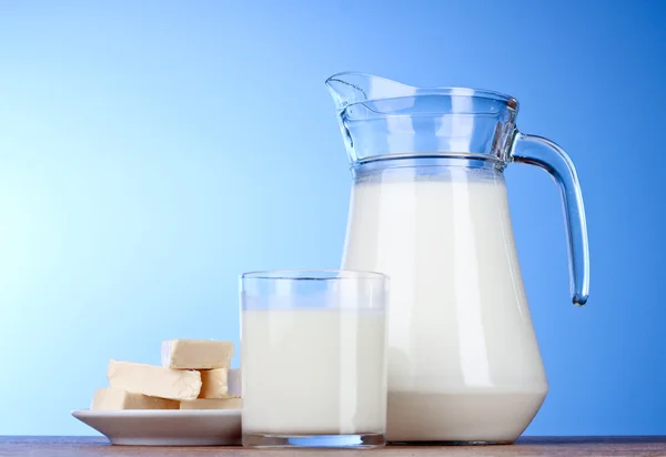Mléčné výrobky na dřevěný stůl — Stock fotografie
