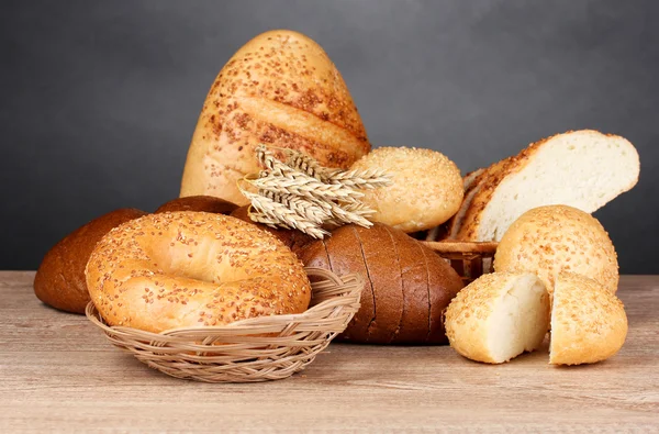 Žita a bílý chléb a housky — Stock fotografie