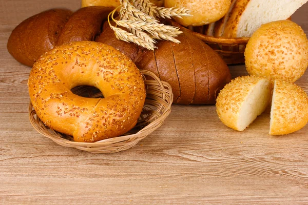 Ржаной и белый хлеб и булочки — стоковое фото