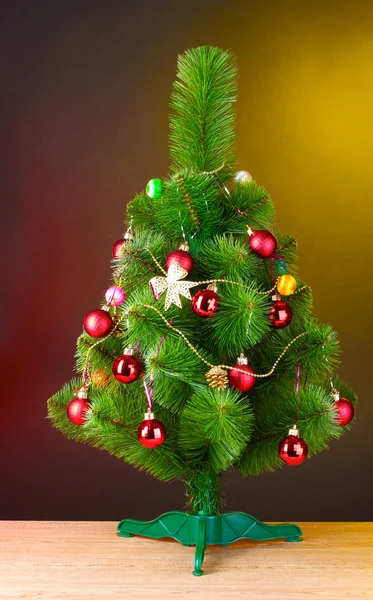 Schöner Weihnachtsbaum auf Holztisch — Stockfoto