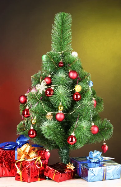 Güzel Noel ağacı ve hediyeler ahşap tablo — Stok fotoğraf