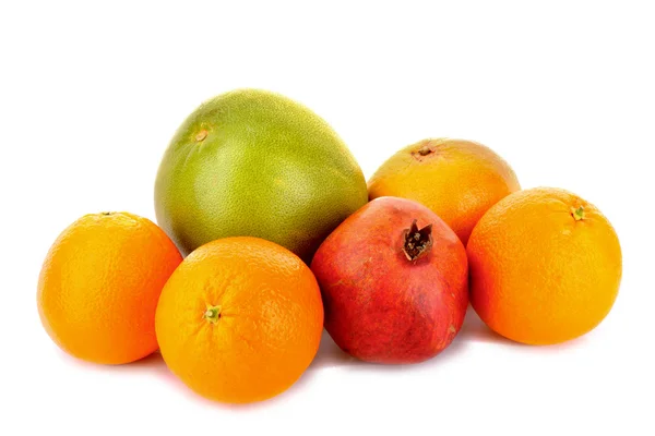 Früchte auf weißem Hintergrund — Stockfoto