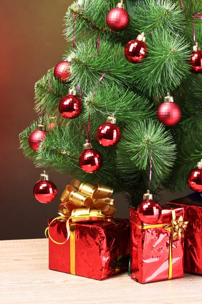 아름 다운 크리스마스 트리와 나무 테이블에 선물 — 스톡 사진