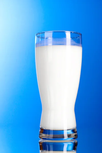 Mavi arka planda sütü olan bardak — Stok fotoğraf