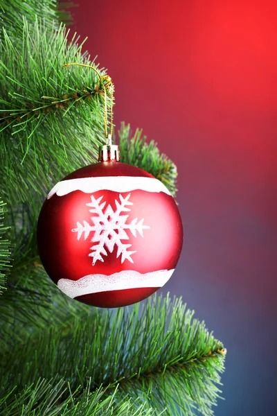Красивый рождественский бал на елке — стоковое фото