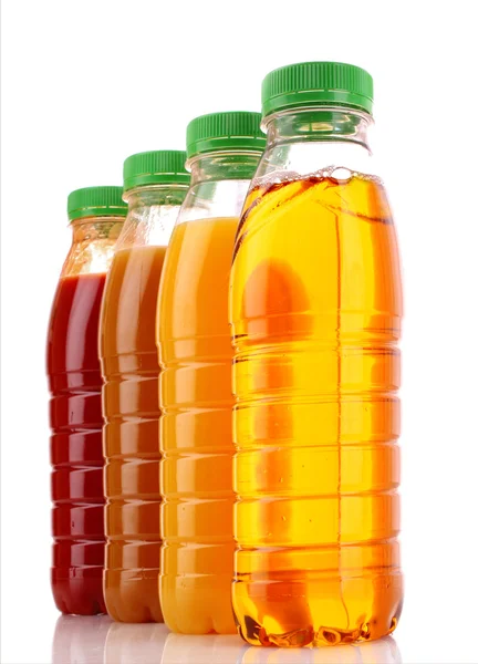 Flaskor med juice isolerad på vit — Stockfoto