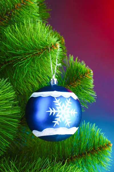 モミの木に美しいクリスマス ボール — ストック写真