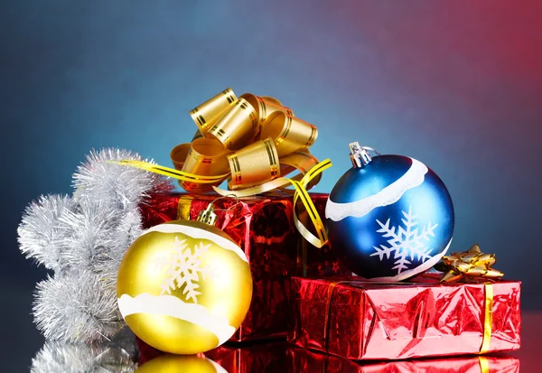 Schöne Weihnachtskugeln auf blauem Hintergrund — Stockfoto