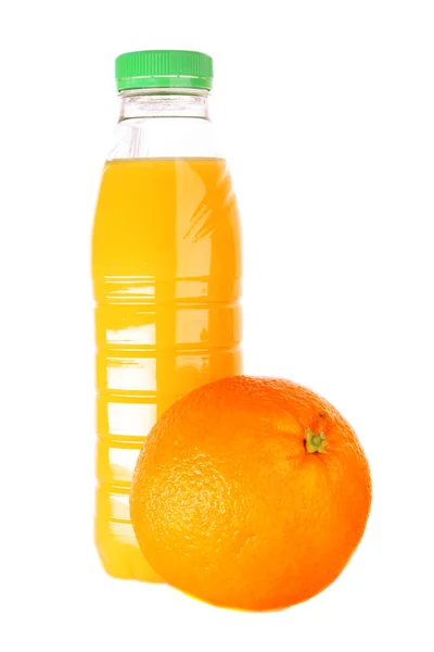 Бутылка с соком и апельсин изолированы на белом — стоковое фото