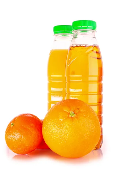 Бутылка с соком и апельсин изолированы на белом — стоковое фото