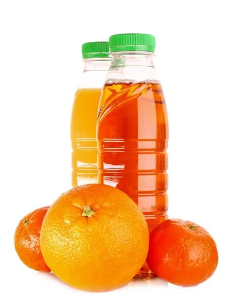 Botella con zumo y naranja aislada sobre blanco — Foto de Stock