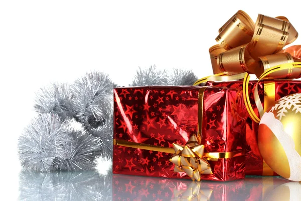 Krásné dárky s zlatým lukem a vánoční koule — Stock fotografie