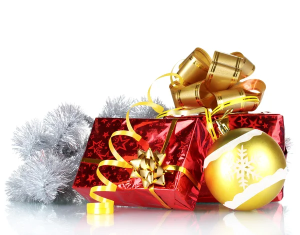 Красивые подарки с золотыми луками и рождественский бал — стоковое фото