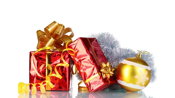 Prachtige geschenken met gouden bogen en Kerstmis bal — Stockfoto