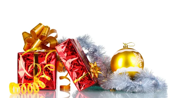 Beaux cadeaux avec des arcs en or et boule de Noël — Photo