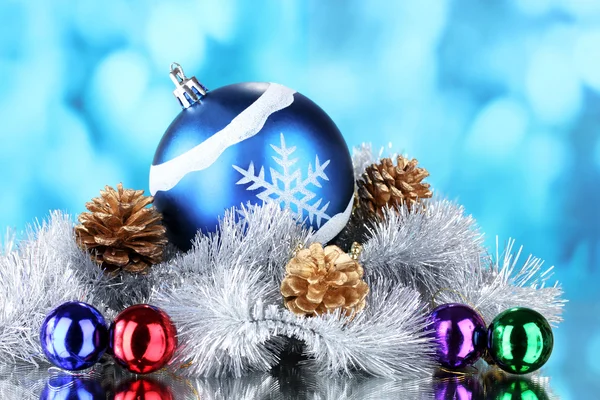 Красивые рождественские шары, шишки — стоковое фото