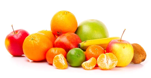 Fehér alapon izolált gyümölcsök — Stock Fotó