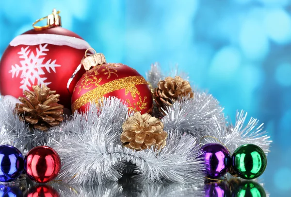 Piękny piłka, szyszki i Blichtr Boże Narodzenie — Zdjęcie stockowe
