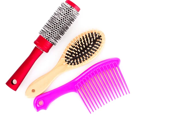 Diferentes tipos de escovas de cabelo isoladas em branco — Fotografia de Stock