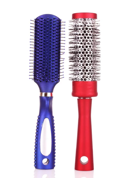 Diferentes tipos de escovas de cabelo isoladas em branco — Fotografia de Stock