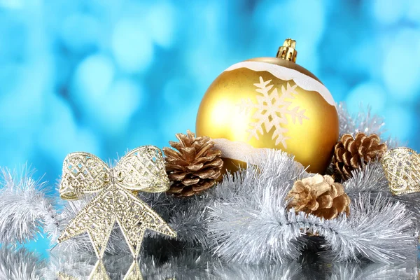 Hermosa bola de Navidad, conos y oropel —  Fotos de Stock