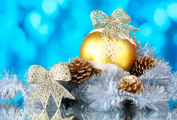 Schöne Weihnachtskugel, Zapfen und Lametta — Stockfoto