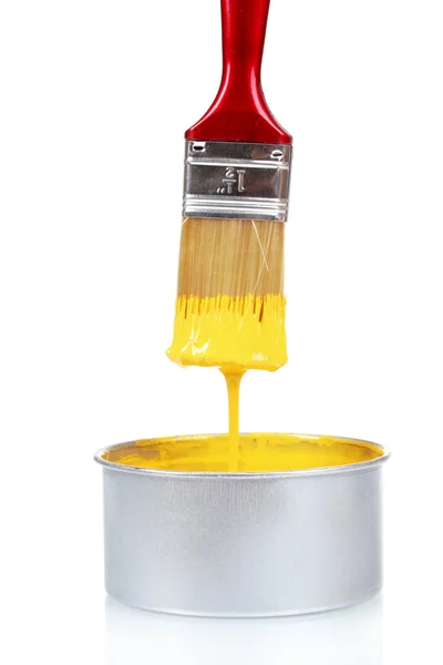 Lata aberta de tinta amarela e escova — Fotografia de Stock