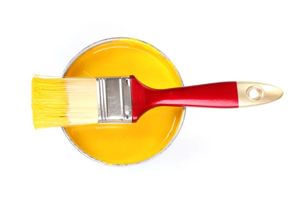 Lata aberta de tinta amarela e escova — Fotografia de Stock
