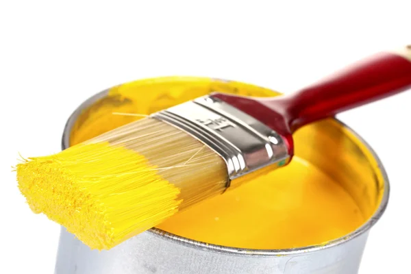 Offene Dose mit gelber Farbe und Pinsel — Stockfoto