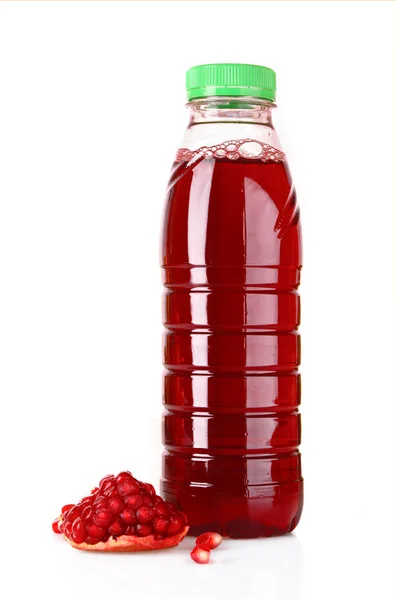 Pomergranato en rodajas y botella de jugo aislado en blanco — Foto de Stock