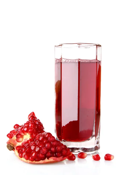 Dilimlenmiş pomergranate ve üzerinde beyaz izole meyve suyu bir bardak — Stok fotoğraf