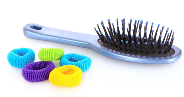 Escova de cabelo e Scrunchy isolado em branco — Fotografia de Stock