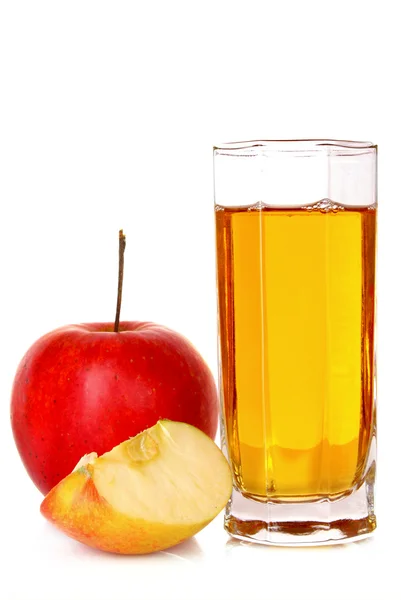 Frutas e copos com suco isolado em branco — Fotografia de Stock